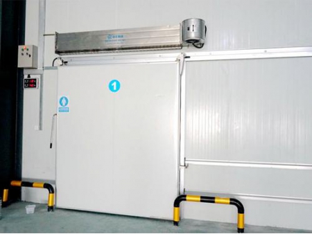 Промышленный холодильный склад для охлаждения мяса