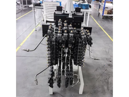 Устройство для распыления смазок/разделителей на пресс формы (контурное напыление)