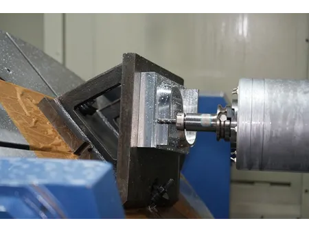 5-осевой обрабатывающий центр  с люльковым поворотным столом