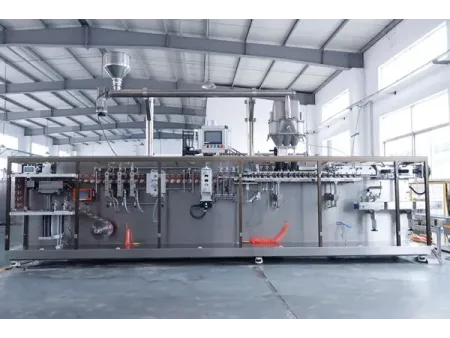 Горизонтальная фасовочно-упаковочная машина для плоских пауч-пакетов с двумя дозирующими головками